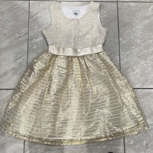 Beautiful dress in gold with cream design